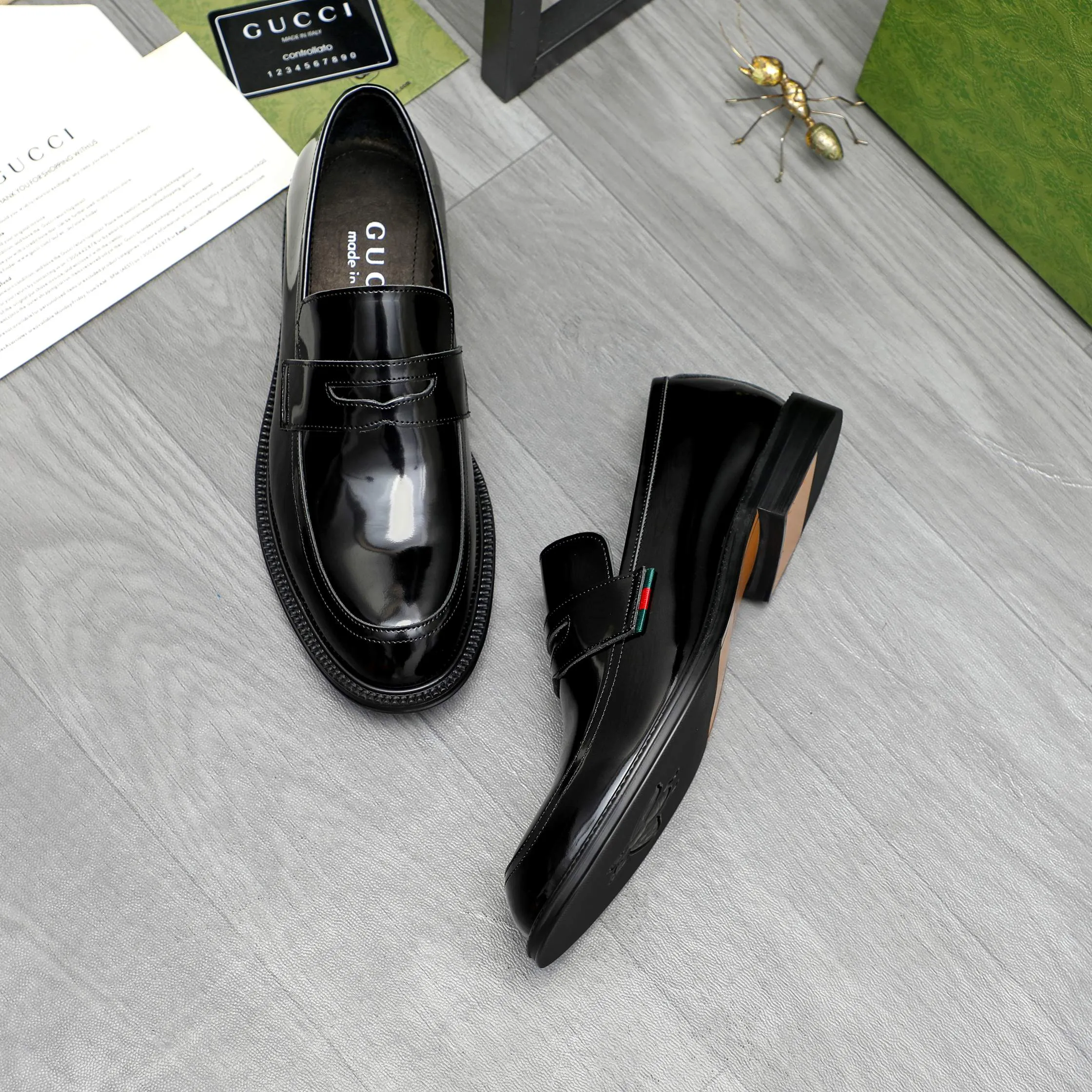 Men's shoes 💰500 Product trademark: GUCCI "Gucci" business slip-on leather shoes Regular size: 38-44 (45.46 custom-made, non-returnable) Product materials: Selected lacquered cowhide upper, cowhide lining, original rubber outsole